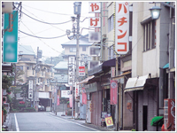 パチンコにみやげ者屋にスナックいかにも温泉街な街並み