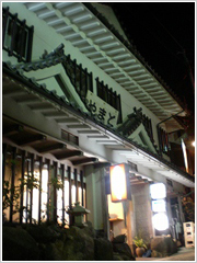 風情ある石畳の参道横にはずらりと旅館が立ち並ぶ