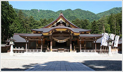 すぐそばには競輪場がある弥彦神社