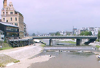 川に挟まれた色街の風景