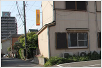 細い路地の奥に「旅館」の看板