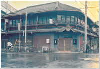 かつては街の周りを塀が囲む遊郭街だった